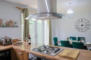 Trendy 4-Bedroom-Guests 7-Perfect for Contractors Stay