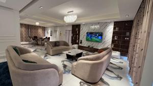 Sujimoto Residences MacDonald