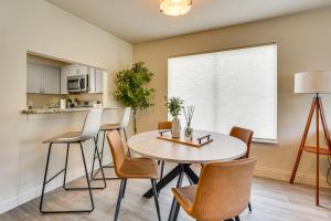 2 Mi to UF Campus Modern Condo with Pool Access!