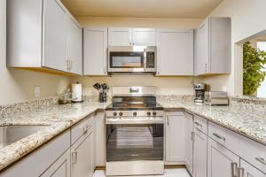 2 Mi to UF Campus Modern Condo with Pool Access!