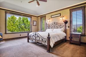 Sage haven lux lodge sleeps 24 firepit 7br5.5ba