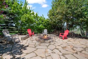 Sage haven lux lodge sleeps 24 firepit 7br5.5ba