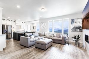 Great views luxe gym fireplace deck sleeps 8