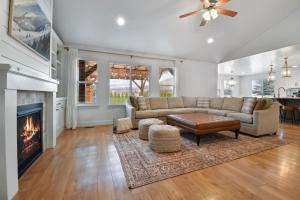 Family groups hot tub sleeps 16 6br4ba firepit