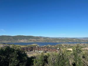 Lux studio hot tub king bed views gym DeerVly