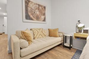 Lux studio hot tub king bed views gym DeerVly