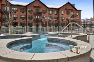 Lux studio hot tub king bed views gym DeerVly