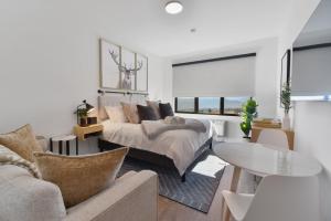 Lux studio hot tub king bed views gym DeerVly