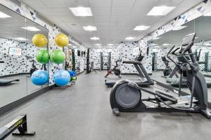 Lux studio hot tub king bed views gym DeerVly