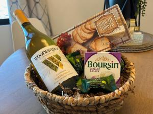 Lux Sleeps 4 king bed hot tub views gym