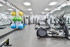 Lux Sleeps 4 king bed hot tub views gym