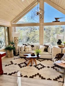 Rustic Sundance cabin sleeps 13 hottub firepits