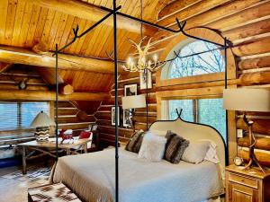 Rustic Sundance cabin sleeps 13 hottub firepits