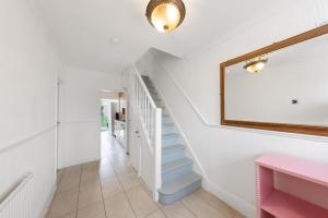 Lesley House 4 bed villa TV Internet Garden