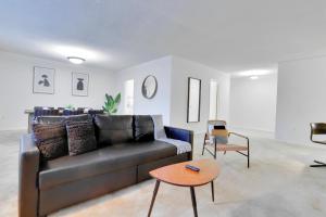 Modern Apt W Business Space & Gym