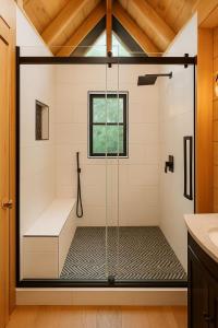 Free Attraction Tickets-Rise N Shine 3BR Cabin with Hot Tub, Pool Table-Arcade Game