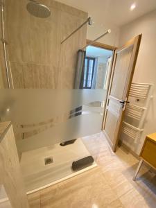 Le Vauban, central, dynamique, rénové et convivial , clim, balcon