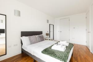 New! Riverside 2BR Flat with Balcony and O2 Arena Views