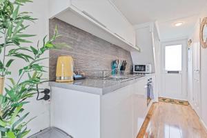 On the Water 2 with Free Parking - By My Getaways