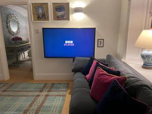 Broadstairs Beach Holiday Apartments, seafront stays opposite Kingsgate Bay with a parking space