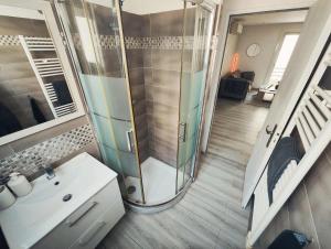 Central & Quiet, 10 min to Palais & Train Station