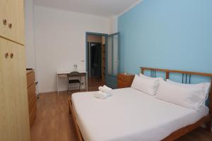 Home & Holiday Bizzozzero