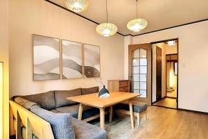 Luna Luxury 4BR Family Villa with Parking - 2 mins from Osaka-ko Station, near EXPO, USJ, Kaiyukan