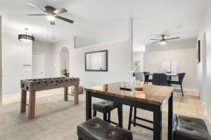 Poolside Family Stay Near Cardinals and Dogers