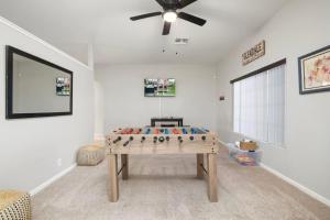 Poolside Family Stay Near Cardinals and Dogers