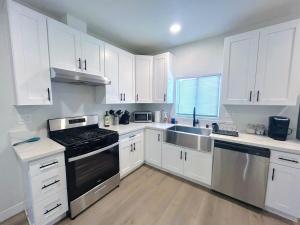 Game Room, AC, Parking, Fire Pit, 10 minutes to Beach