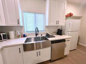 Game Room, AC, Parking, Fire Pit, 10 minutes to Beach