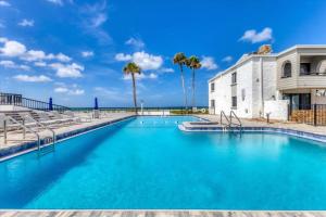 1555 Tarpon Center #B212