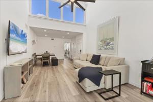 1555 Tarpon Center #B212