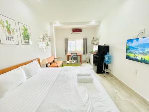 I Riverside 305A I Spacious Studio w Window & Kitchen