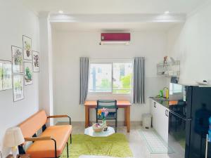 I Riverside 305A I Spacious Studio w Window & Kitchen