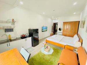 I Riverside 305A I Spacious Studio w Window & Kitchen