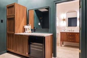 Hollyhock Suite 504
