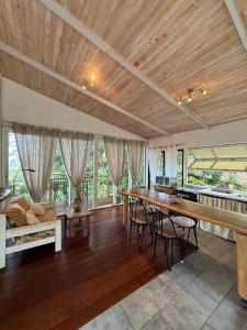 Charming bungalow with sea view facing Marina Taina - Ubytování bez kategorie ve městě Punaauia