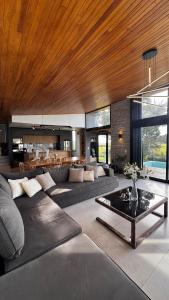 Moderna casa con pileta, entorno natural unico