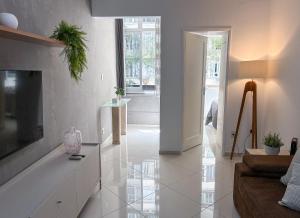 Conforto em Copacabana com 2 quartos, vaga de garagem e perto da praia