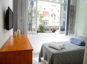 Conforto em Copacabana com 2 quartos, vaga de garagem e perto da praia