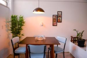 Conforto em Copacabana com 2 quartos, vaga de garagem e perto da praia