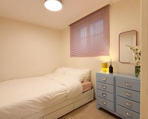 Cozy Colorful Stay near Hongdae and Airport Line for up to 6 Guests with Luggage Storage