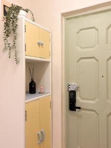 Cozy Colorful Stay near Hongdae and Airport Line for up to 6 Guests with Luggage Storage