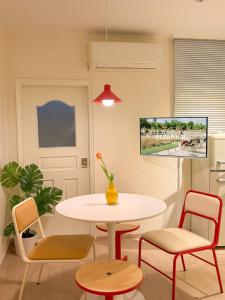 Cozy Colorful Stay near Hongdae and Airport Line for up to 6 Guests with Luggage Storage