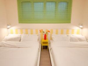 Cozy Colorful Stay near Hongdae and Airport Line for up to 6 Guests with Luggage Storage