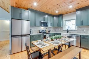 Private Hot Tub! Woodsy Family Cabin in Blue Ridge