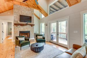 Private Hot Tub! Woodsy Family Cabin in Blue Ridge