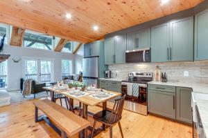 Private Hot Tub! Woodsy Family Cabin in Blue Ridge