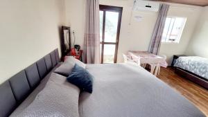 KITNET k3 em TORRES-RS - Na mais bela praia Gaúcha - Frigobar - micro-ondas - Banheiro - Ar condicionado split - TV smart - Wi-Fi - Anfitriã SuperHost no BNB
